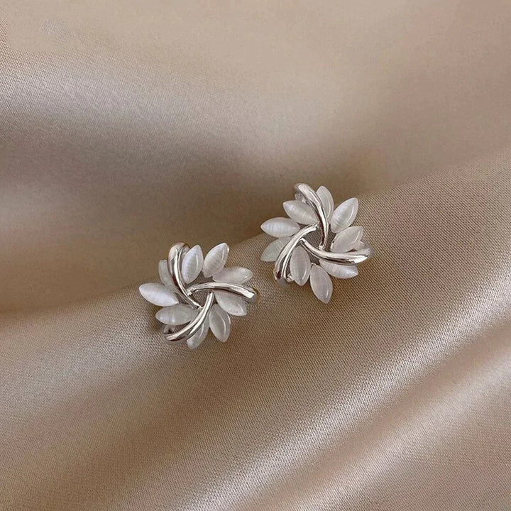 Κομψά σκουλαρίκια με εντυπωσιακά floral μοτίβα από οπάλιο